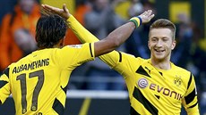 Fotbalisté Dormundu oslavují trefu v zápase proti Schalke. Trefil se...