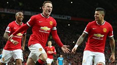 Fotbalisté Manchesteru United oslavují gól, který vstelil Wayne Rooney...