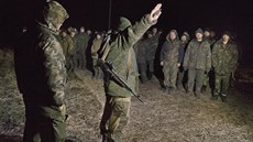 Ukrajintí vojáci nedaleko Artmivsku (19. února 2015).