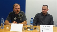 Otec zavražděné dívky z Raškovic a policejní intervent popisují, co se dělo po... Otec zavražděné dívky z Raškovic a policejní intervent popisují, co se dělo po...