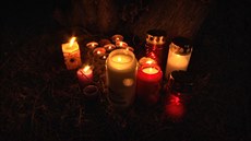 Lidé zapalují svíčky za oběti masakru v Uherské Brodě Lidé zapalují svíčky za oběti masakru v Uherské Brodě