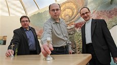 Zleva Ondřej Prokop. Vilém Holáň a Václav Tomiczek v kapli Fakultní nemocnice... Zleva Ondřej Prokop. Vilém Holáň a Václav Tomiczek v kapli Fakultní nemocnice...