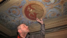 Radek Polách z Muzea Novojičínska prohlíží novojičínský znak, který v roce 1880... Radek Polách z Muzea Novojičínska prohlíží novojičínský znak, který v roce 1880...