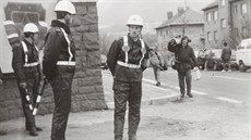 Poněkud rozpačití sovětští regulovčíci, kteří usměrňovali poslední jízdy bojové... Poněkud rozpačití sovětští regulovčíci, kteří usměrňovali poslední jízdy bojové...