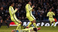 Fotbalisté Barcelony se chytají za hlavu, Lionel Messi leí na zemi poté, co v...