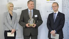 Vladimír Velebný (uprostřed) s oceněním v soutěži Podnikatel roku. Vladimír Velebný (uprostřed) s oceněním v soutěži Podnikatel roku.