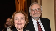 Na České lvy přišel i Milan Lasica s manželkou Magdou Vášáryovou. Na České lvy přišel i Milan Lasica s manželkou Magdou Vášáryovou.