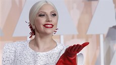 Lady Gaga posílala vzduné polibky.