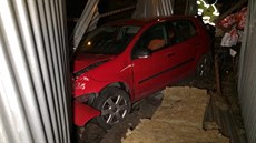 Řidič v odcizeném autě nezvládl řízení a vylétl ze silnice. Řidič v odcizeném autě nezvládl řízení a vylétl ze silnice.