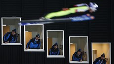 POD DOZOREM ROZHODČÍCH. Americká skokanka Sarah Hendricksonová v soutěži... POD DOZOREM ROZHODČÍCH. Americká skokanka Sarah Hendricksonová v soutěži...