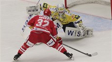 Třinecký Jakub Orsava se marně snaží překonat zlínského brankáře Romana Štůralu. Třinecký Jakub Orsava se marně snaží překonat zlínského brankáře Romana Štůralu.