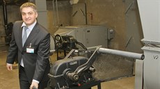 Ředitel polikliniky Jan Fojtík ukazuje kliku, kterou se při výpadku elektřiny... Ředitel polikliniky Jan Fojtík ukazuje kliku, kterou se při výpadku elektřiny...