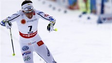 védská bkyn Charlotte Kallaová si jede pro bronz ve skiatlonu.