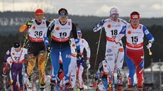 Eva Vrabcová-Nývltová (vpravo) ve skiatlonu na MS ve Falunu.