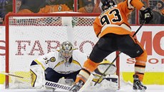 Jakub Voráek z Philadelphie pekonává v nájezdu gólmana Pekku Rinneho z...