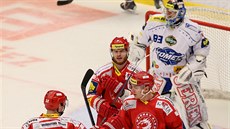 Tinetí hokejisté Jakub Orsava, Kamil Kreps a Luká ejdl slaví gól.