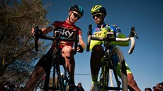 Cyklističtí giganti v družném rozhovoru. Christopher Froome (vlevo) z týmu Sky... Cyklističtí giganti v družném rozhovoru. Christopher Froome (vlevo) z týmu Sky...