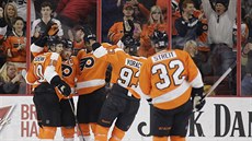 Jakub Voráek (druhý zprava) z Philadelphie se raduje se spoluhrái z gólu v...