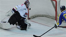 Ústecký David Tůma dává gól chomutovskému brankáři Miroslavu Hanuljakovi. Ústecký David Tůma dává gól chomutovskému brankáři Miroslavu Hanuljakovi.