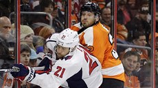 Brooks Laich (vlevo) z Washingtonu v souboji s  Markem Streitem z Philadelphie.