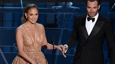 Jennifer Lopezová předala spolu s Chrisem Pinem cenu za nejlepší kostýmy. Sama... Jennifer Lopezová předala spolu s Chrisem Pinem cenu za nejlepší kostýmy. Sama...
