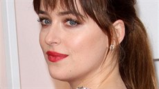 Dakota Johnsonová na pedávání Oscar pila v rudých atech a s ervenou...