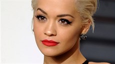 Rita Ora a klasické líení v podob rudých rt a erné prodlouené linky na...