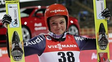 Německá skokanka Carina Vogtová oslavuje titul mistryně světa. Německá skokanka Carina Vogtová oslavuje titul mistryně světa.