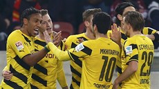 Fotbalisté Dortmundu slaví gól proti Stuttgartu.