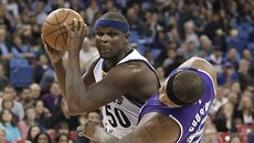 Zach Randolph (vlevo) z Memphisu si kryje mí a zároven posílá k palubovce...