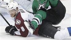 Jan Hejda z Colorada lež na ledě - a na něj padá Erik Cole z Dallasu. Jan Hejda z Colorada lež na ledě - a na něj padá Erik Cole z Dallasu.