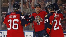 Jussi Jokinen (36), Nick Bjugstad (27) a Brad Boyes (24) oslavují gól Floridy.