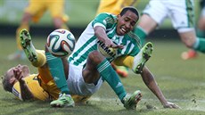 Jhon Mosquera z Bohemians 1905 (vpravo) tvrd bojuje o balón s Petrem Tlustým z...