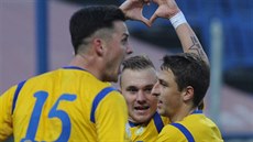 Fotbalisté Teplic se radují z gólu Jakuba Hory (elem), kterým otevel skóre v...