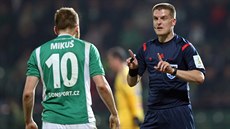 Rozhodí Zbynk Proske domlouvá útoníkovi Bohemians 1905 Matúi Mikuovi bhem...