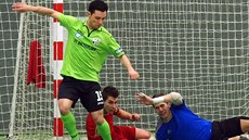 Chrudimský brankář Jakub Žďánský (v modrém) se snaží zakročit proti šanci... Chrudimský brankář Jakub Žďánský (v modrém) se snaží zakročit proti šanci...
