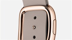 Zapínání pásku zlatých chytrých hodinek Apple Watch Edition.