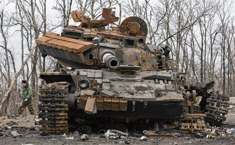 Vrak ukrajinského tanku u Debalceve (2. bezna 2015)