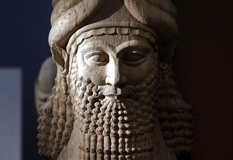 Asyrsk socha v bagddskm muzeu. Stoupenci Islmskho sttu zaali pomoc...
