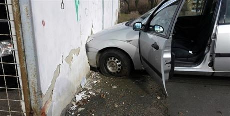 Mu pi nehod proboural ze garáe a pokodil i auto zaparkované uvnit.