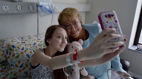Prezidentka Chile Michelle Bacheletová v nemocnici navtívila 14letou Valentinu...