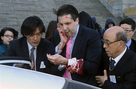 Americký velvyslanec v Jiní Koreji Mark Lippert míí do nemocnice poté, co ho...