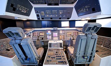 Funkní maketa simulátoru pilotní kabiny amerického raketoplánu STS.