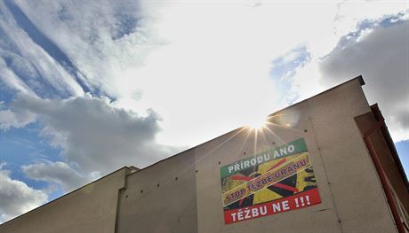 Dobe viditelný billboard proti obnovení tby uranu v Brzkov. Obec ho nechá...