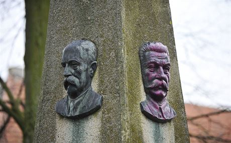 Podobiznu Stalina na pomníku ve Studenci nkdo petel rudou barvou. Portréty...