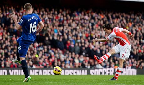 Tomá Rosický (vpravo) z Arsenalu vysílá gólovou stelu na branku Evertonu.