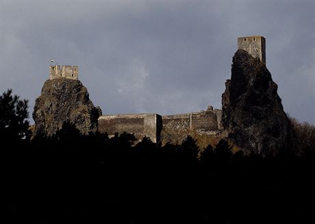 Symbolem eského ráje, nyní vyprahlého, je zícenina hradu Trosky.