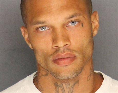 Jeremy Meeks na policejním snímku, který se stal senzací internetu.