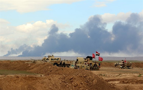 Irácké vládní jednotky nedaleko Tikrítu (5. bezna 2015)