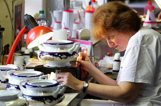 Porcelánka Rudolf Kämpf v Loukách vsadila na tradiní výrobu.